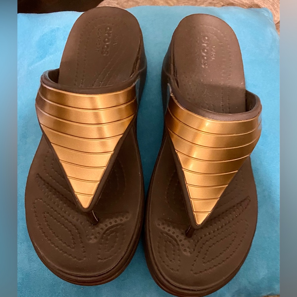 Crocs metallic flip flop